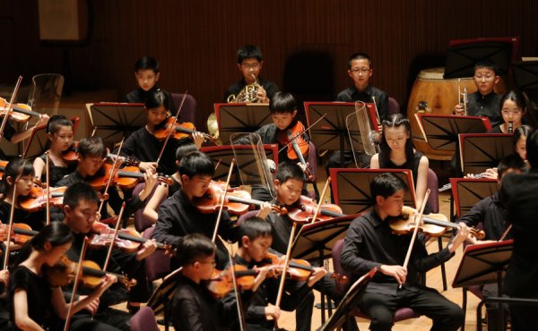 永华配资 一年一集结，MISA学生节日乐团十年来点亮七百多名少年的音乐梦